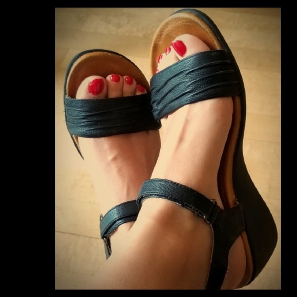 Cougar Shoes - 8/8.5 VERY COMFY Leather Wedge Sandals
